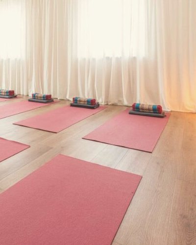 Rote Yogamatten im hellen großen Raum